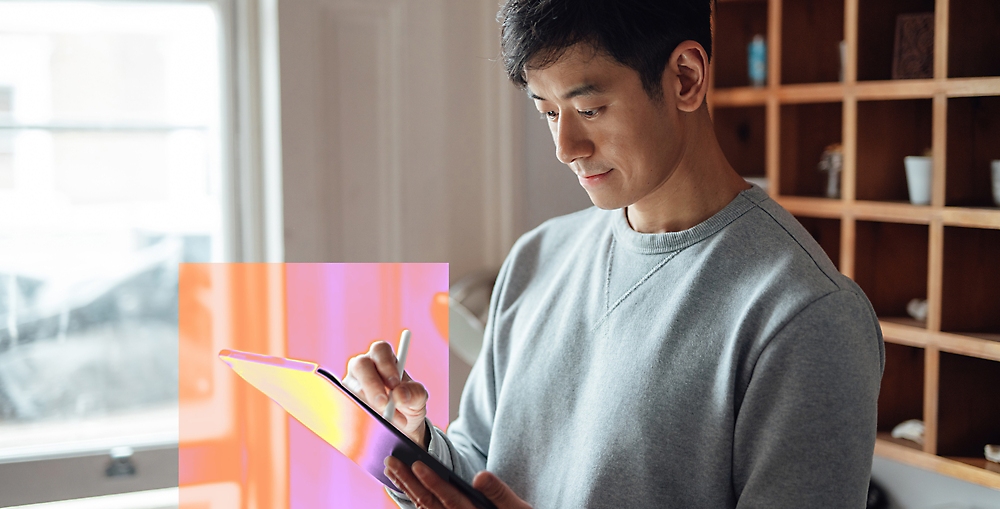 Een man die op een tablet schrijft.