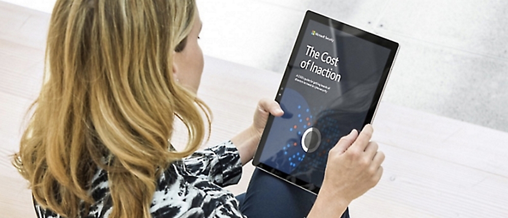 Een meisje dat een tablet vasthoudt