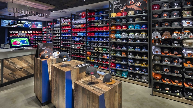 陳列著許多棒球帽的棒球用品商店。