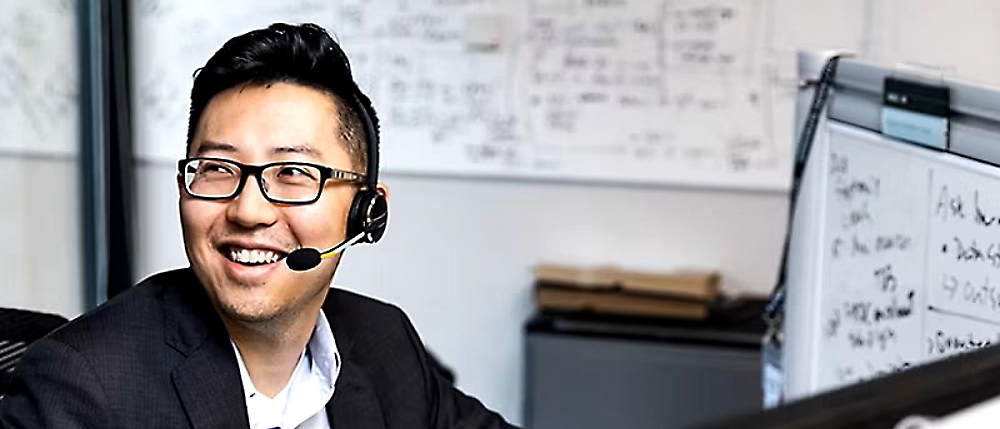 Un hombre lleva auriculares.