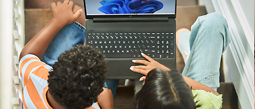 Žena i dete gledaju u laptop.