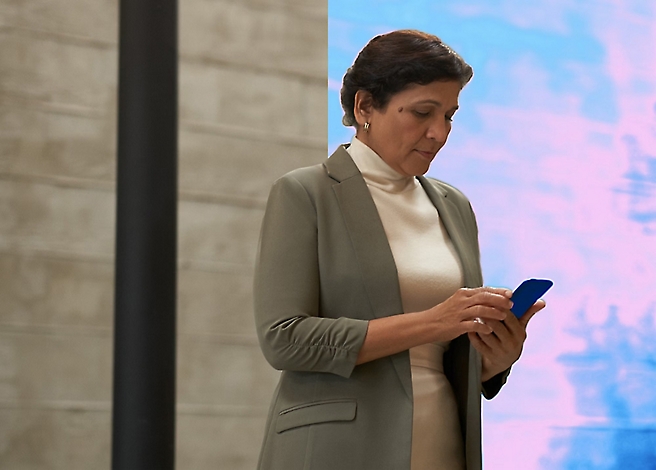 Een vrouw die een mobiele telefoon gebruikt