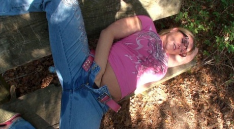 女の子がマンコを舐める 裸 画像