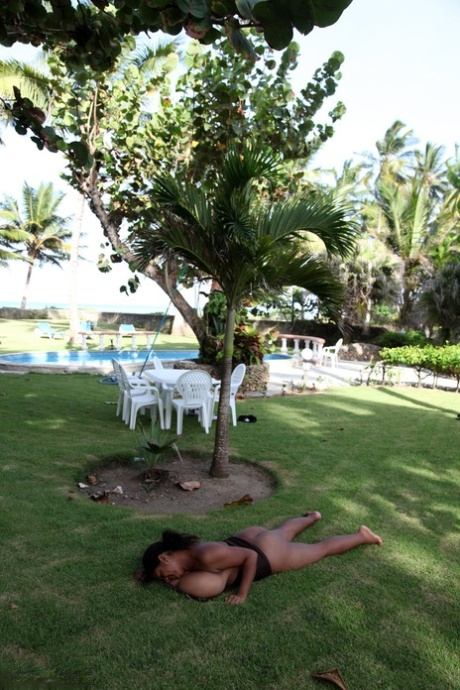 assise sur le visage latina hd sympa img