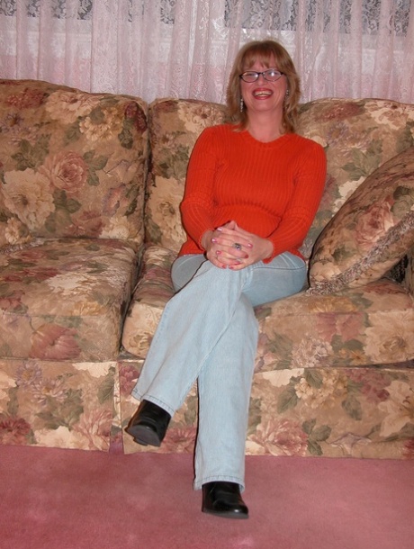 ショートヘアの小さなおっぱい セクシー裸 アーカイブ