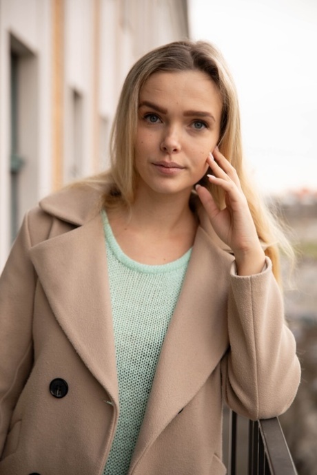 ブルネットの自然なおっぱい ホット 写真