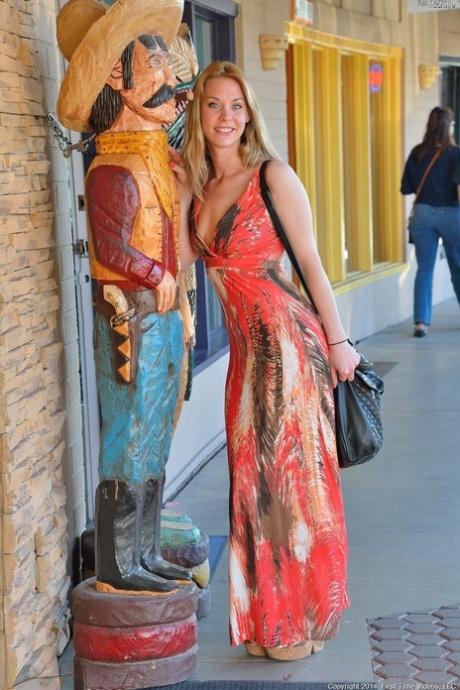 pantat bagian bawah rok seni telanjang foto