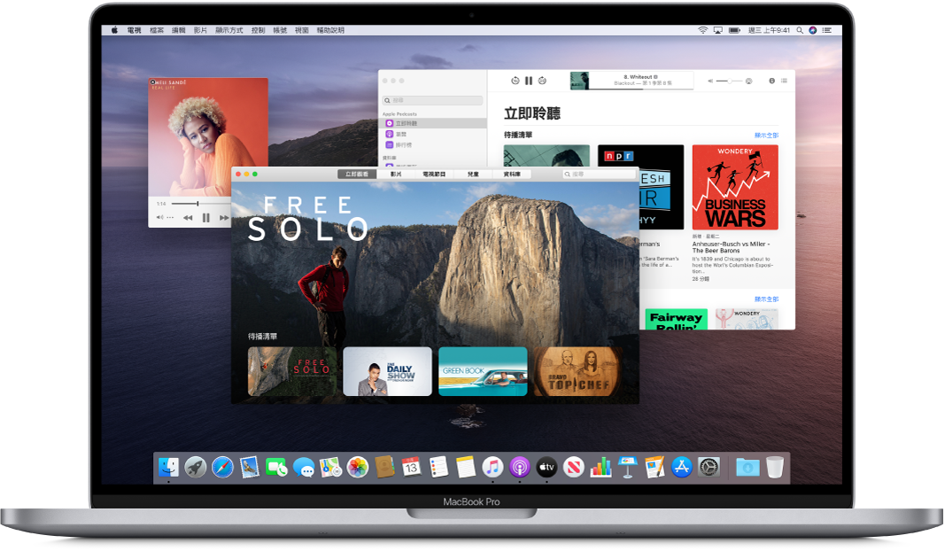 MacBook Pro 桌面顯示開啟的「音樂」、TV 和 Podcast 視窗。