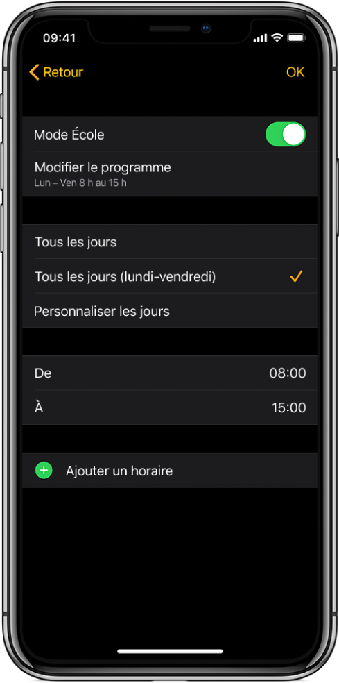 iPhone montrant l’écran « Mode École ». Un commutateur « Mode École » se trouve en haut avec « Modifier le programme » en dessous. Les options « Tous les jours », « Tous les jours (lundi-vendredi) » et « Personnaliser les jours » apparaissent sous cela et l’option « Tous les jours (lundi-vendredi) » est sélectionnée. Les heures « De » et « À » se trouvent au milieu de l’écran et un bouton « Ajouter un horaire » apparaît en bas.