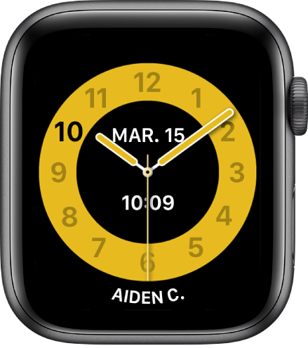 Cadran Mode École affichant une horloge analogique avec la date et l’heure près du milieu. Le nom de la personne qui utilise l’Apple Watch se trouve en bas.