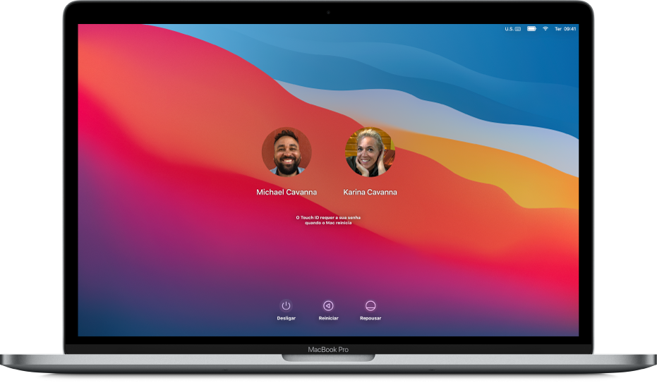 A mesa de um Mac mostrando uma tela de início de sessão bloqueada com duas contas de usuário.