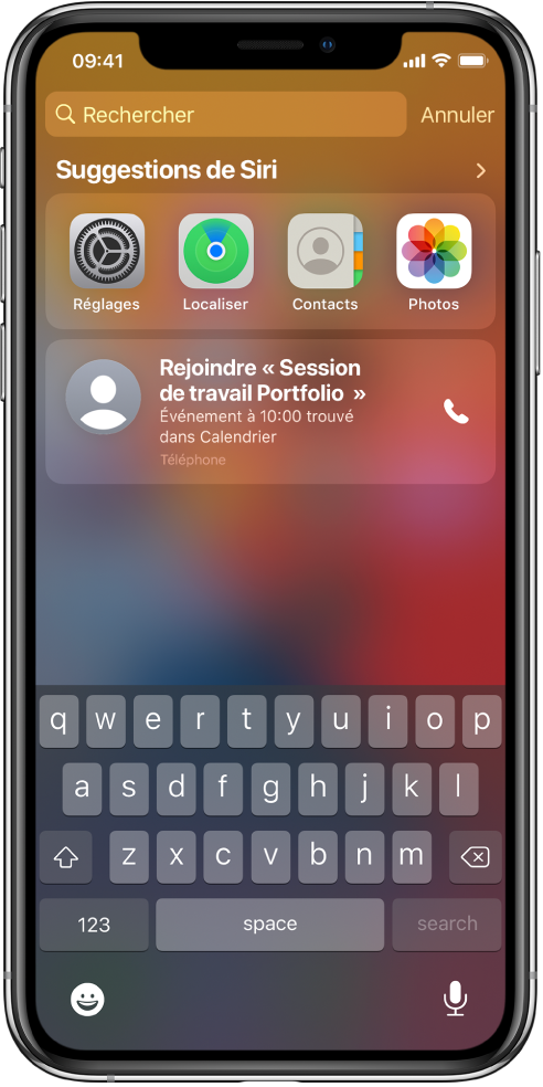 L’écran verrouillé de l’iPhone. Les réglages des apps, Localiser, Contacts et Photos apparaissent sous « Suggestions de Siri .» Sous les suggestions d’app, se trouve une suggestion de joindre une session de travail sur le Portfolio, qui est un évenement provenant du Calendrier.