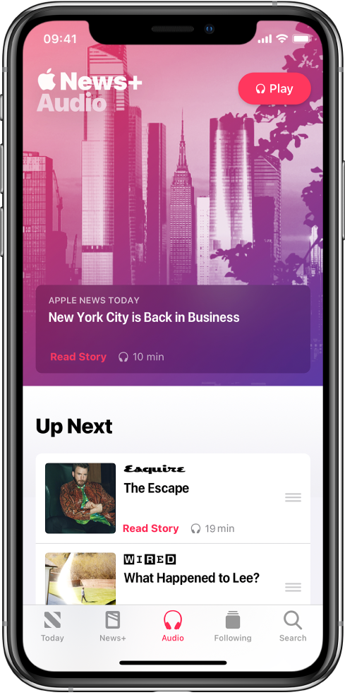 Ekran Audio wyświetlający u góry ekranu podsumowanie Apple News Today. W prawym górnym rogu publikacji znajduje się przycisk Odtwarzaj. Poniżej publikacji widoczna jest sekcja ap nekst, zawierająca dwie publikacje. Na dole ekranu znajduje się pięć kart: tudej, njus plas, audio oraz follołing i sercz.