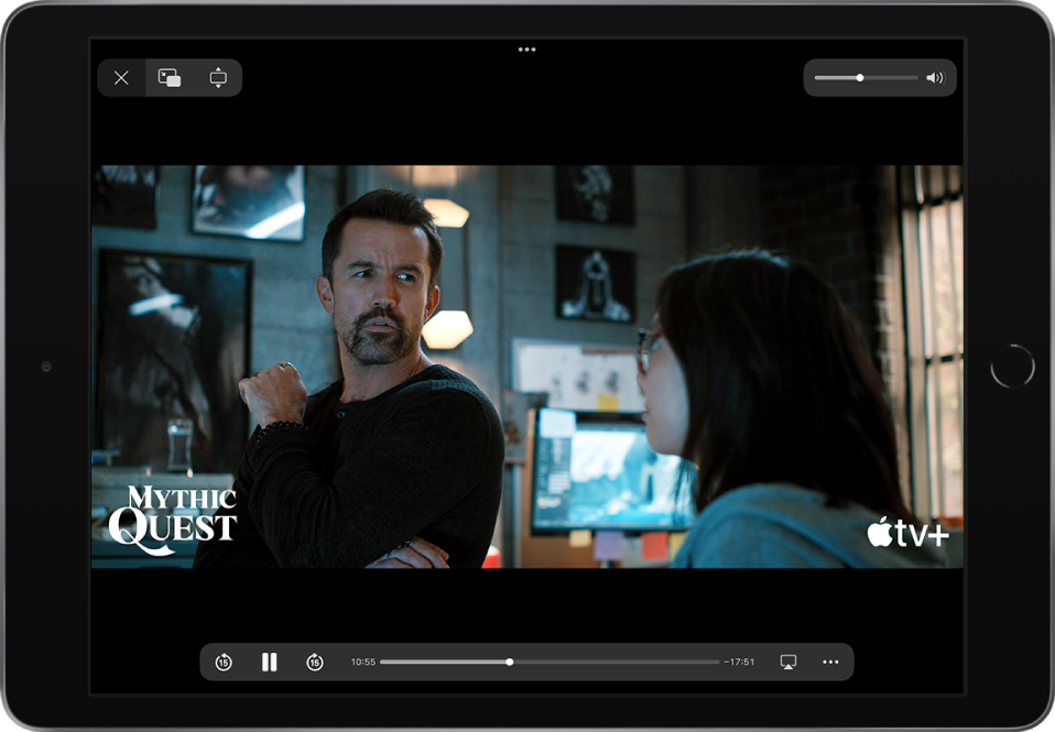 Prehrávaný film so zobrazenými ovládacími prvkami. Vľavo hore sa nachádzajú tlačidlá Zavrieť, Obraz v obraze a Zmeniť veľkosť. Vpravo hore sa nachádza posuvník hlasitosti. Tlačidlá vľavo dole slúžia na preskočenie o 15 sekúnd dozadu, pozastavenie a preskočenie o 15 sekúnd dopredu. Uprostred dolnej časti sa nachádza posuvník, ktorého ťahaním môžete nastaviť polohu vo videu. Vľavo a vpravo od neho sa zobrazuje uplynutý a zostávajúci čas. Vpravo dole sú tlačidlá na zmenu cieľového zariadenia na prehrávanie videa a zobrazenie ďalších ovládacích prvkov.
