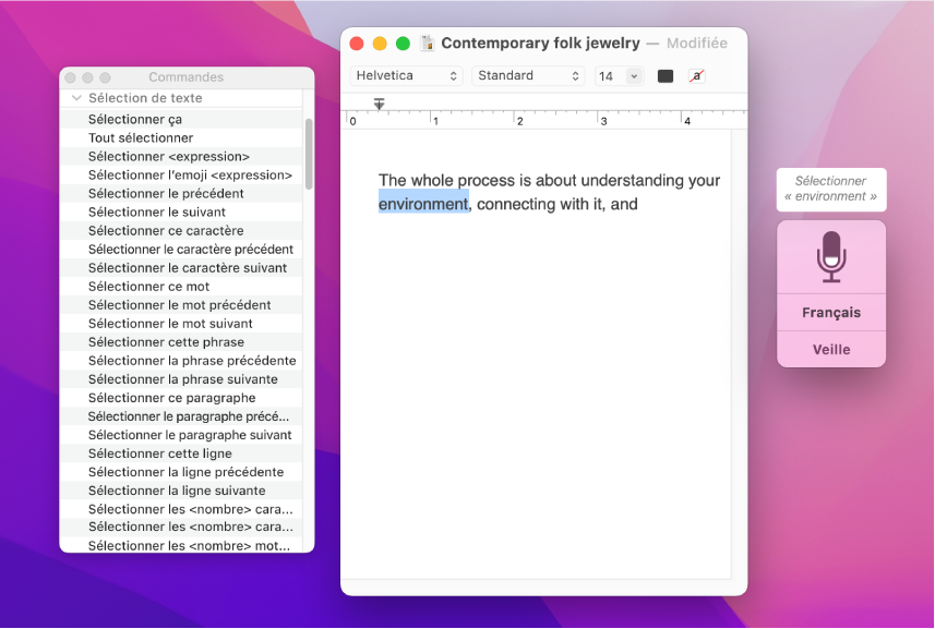 La fenêtre d’écho du contrôle vocal et la fenêtre Commandes en regard d’un document TextEdit en cours de dictée. La fenêtre Commandes répertorie les commandes de sélection de texte. La fenêtre d’écho affiche la commande Sélection <expression>, utilisée pour sélectionner le mot « environment » (environnement) dans le document.
