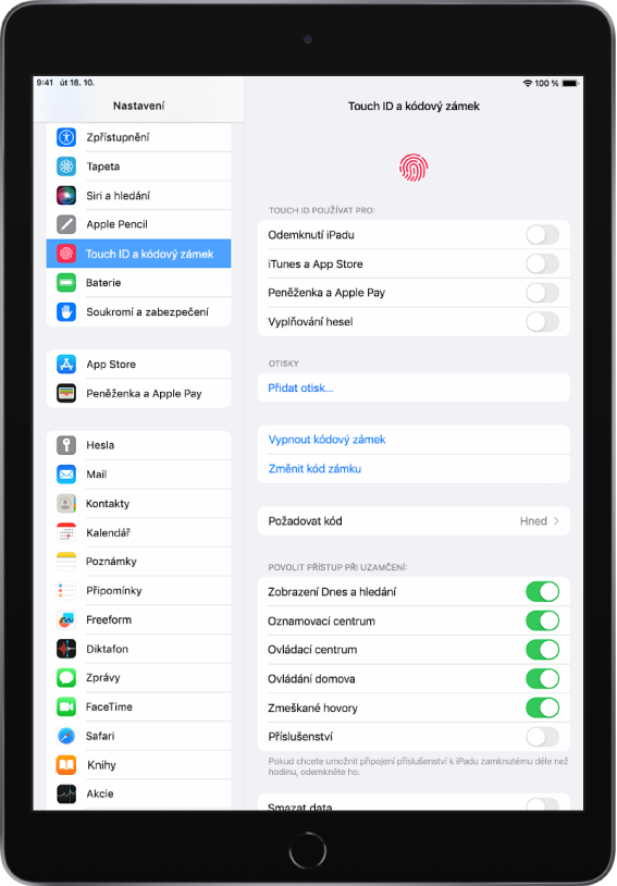 Na levé straně obrazovky se nachází boční panel Nastavení s vybranou volbou Touch ID a kódový zámek. Napravo jsou vidět volby pro výběr funkcí, které lze pomocí Touch ID odemknout. Volby Odemknutí iPadu, iTunes a App Store, Peněženka a Apple Pay i Vyplňování hesel jsou vypnuté.