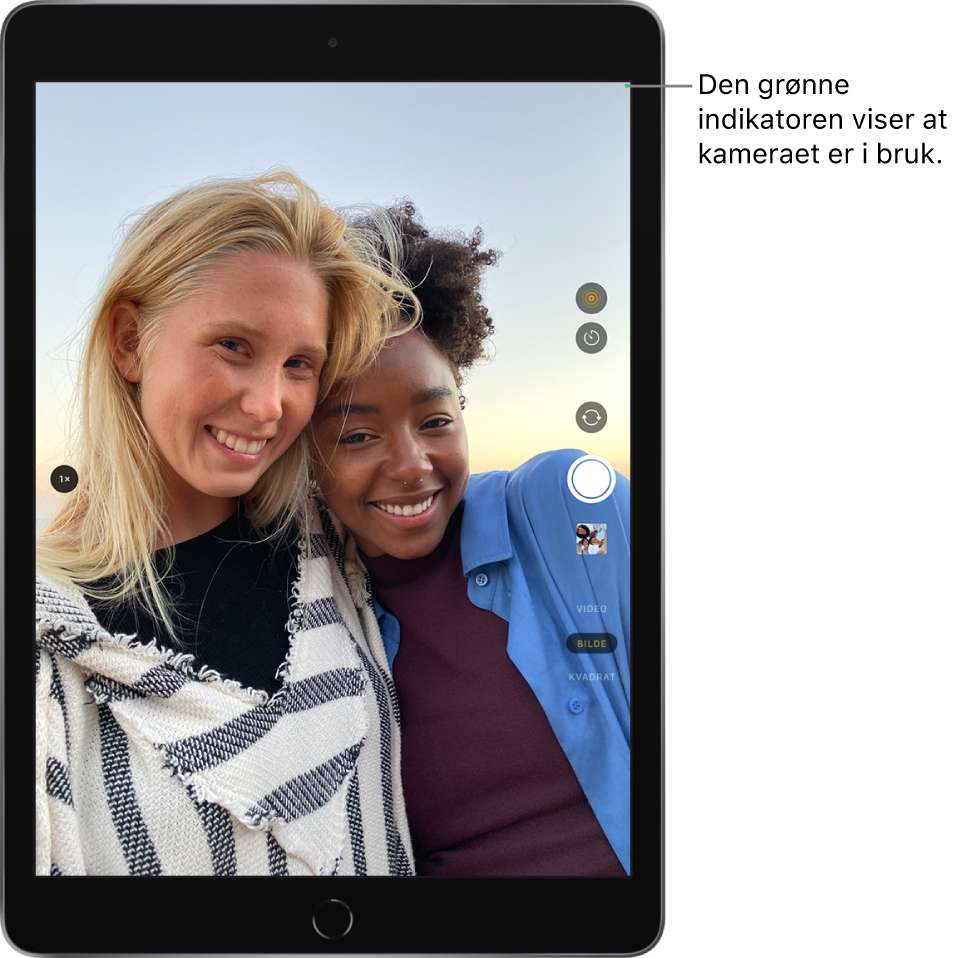 Kamera-skjermen. En grønn indikator øverst til høyre viser at kameraet er i bruk.