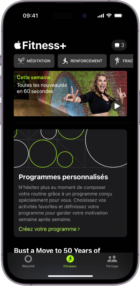 L’écran Apple Fitness+ avec, de gauche à droite, différents types d’exercices dans le rang supérieur. En dessous se trouve « Cette semaine ». La zone « Programme personnalisé » apparaît en dessous.