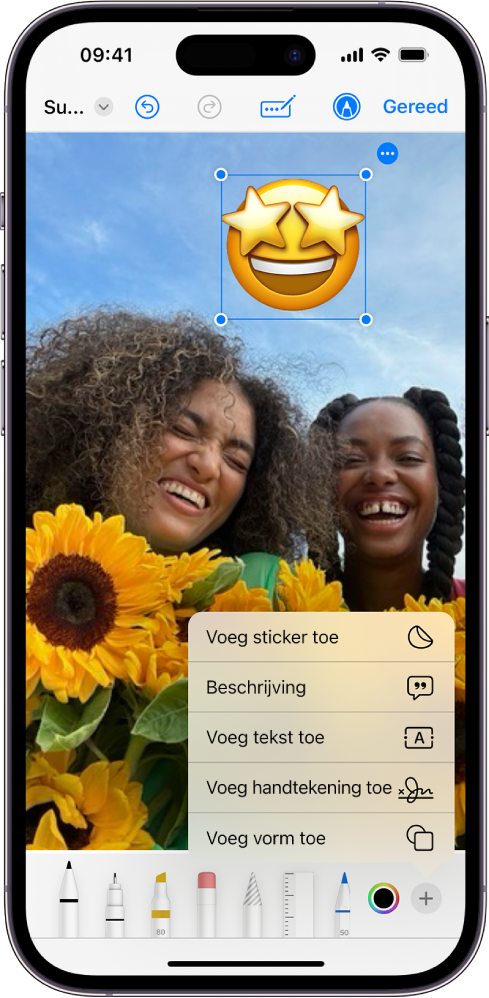 In Mail heeft een pdf van een bijlage een sticker van een emoji. Onder de webpagina staan de markeringsfuncties.