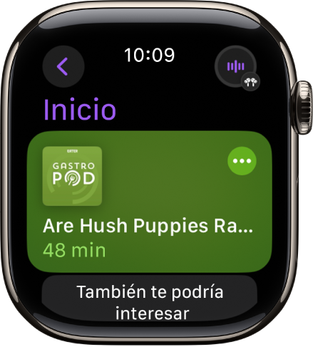 La app Podcasts en el Apple Watch mostrando la pantalla de inicio con una ilustración de podcast. Toca la ilustración para reproducir el episodio.