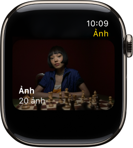 Ứng dụng Ảnh trên Apple Watch đang hiển thị một album có tên là Bạn bè.