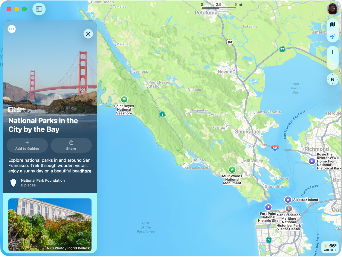 Een kaart van een gebied met een reisgids voor populaire attracties.