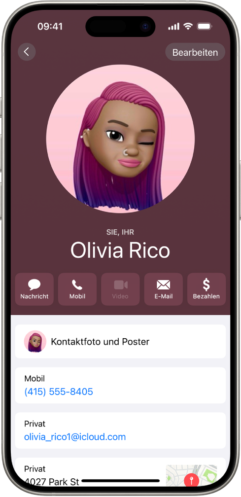 Ein Kontakt namens „Olivia Rico“ mit den Pronomen „Sie“, „Ihr“ und „Ihre“ unter ihrem Kontaktfoto. Unter ihrem Namen werden die Tasten zum Kontaktieren per Nachricht, Anruf, E-Mail und zur Verwendung von Apple Pay angezeigt. Unten auf dem Bildschirm werden die Mobilnummer und die E-Mail-Adresse des Kontakts angezeigt.