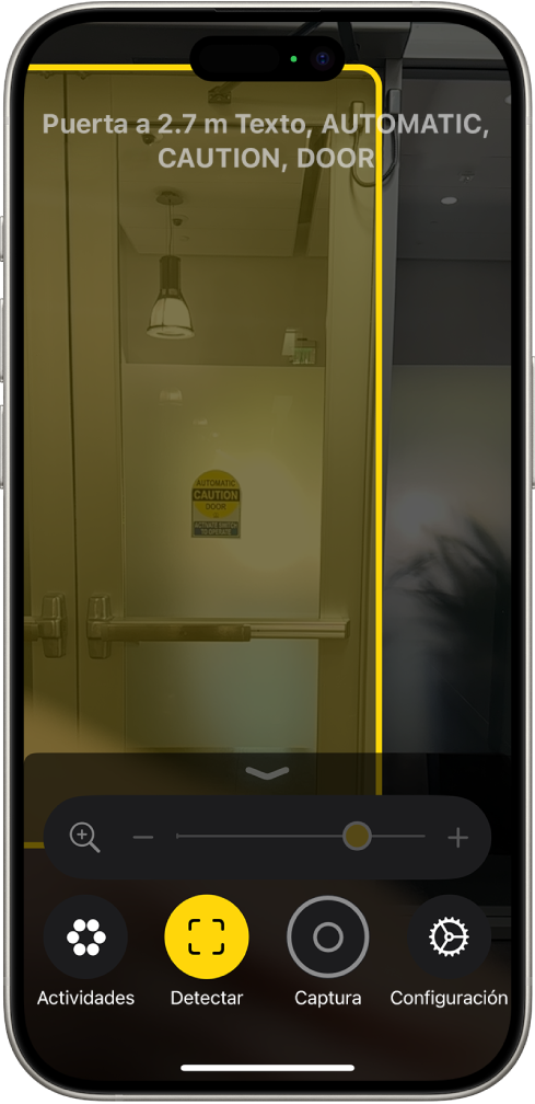 La app Lupa está abierta y se detecta una puerta. Una descripción muestra a qué distancia está la puerta y lo que dice el texto en la puerta.