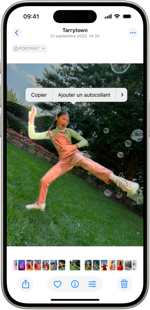L’app Photos est ouverte sur la photo d’une personne. La personne est sélectionnée, et l’option « Ajouter des autocollants » est disponible dans le menu situé au-dessus.