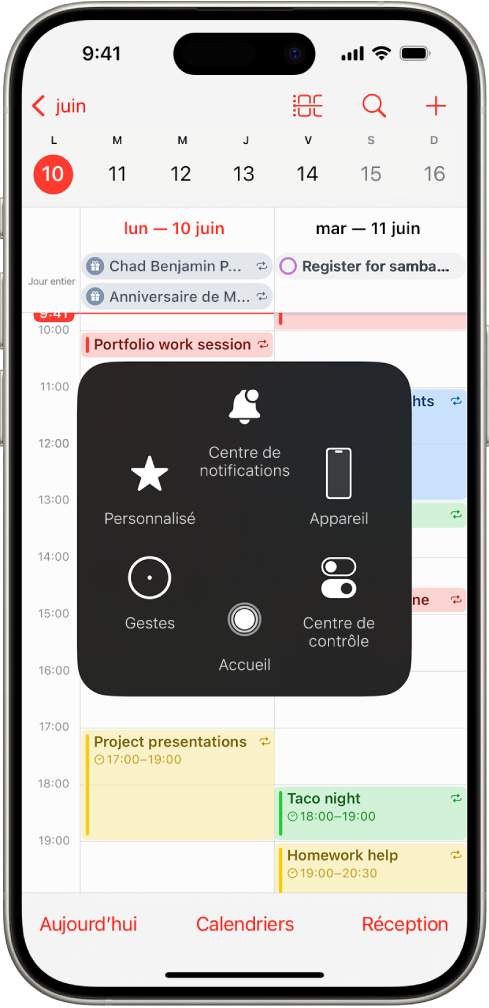 Un iPhone avec le menu AssistiveTouch visible, affichant les commandes « Centre de notifications », Appareil, « Centre de contrôle », Accueil, Gestes et Personnalisé.
