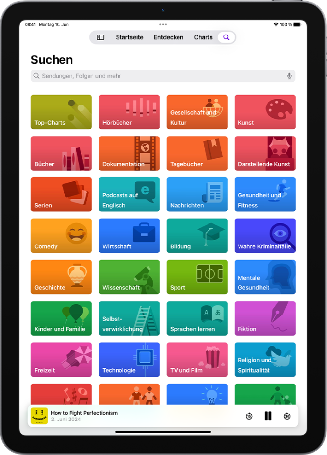 Der Suchbildschirm in der App „Podcasts“ mit Podcast-Kategorien. Unten auf dem Bildschirm sind das Coverbild und der Titel der Folge sowie die Tasten „Zurückspulen“, „Pause“ und „Vorspringen“.