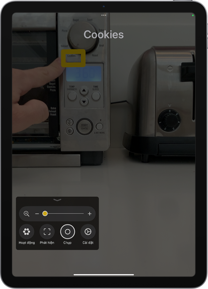 Ứng dụng Kính lúp phát hiện một ngón tay trỏ vào văn bản trên thiết bị nhà bếp.