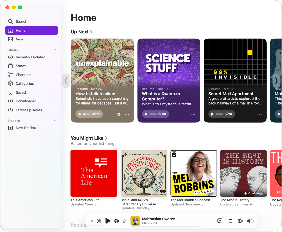 Fenêtre Podcasts affichant l’écran d’accueil. La barre latérale avec Accueil, Explorer et Classements se trouve à gauche. Sur la droite, l’écran Accueil affiche les podcasts présents dans « File d’attente » et « Vous aimerez peut-être ».