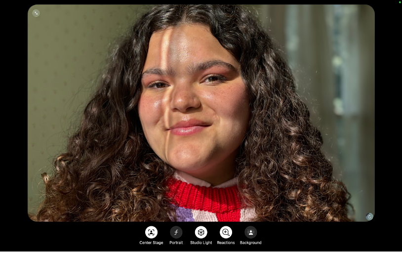 Una ventana de FaceTime que muestra a una persona participante. En la parte inferior de la ventana hay botones de efecto de video: Encuadre automático, Retrato, Luz, Reacciones y Fondo.