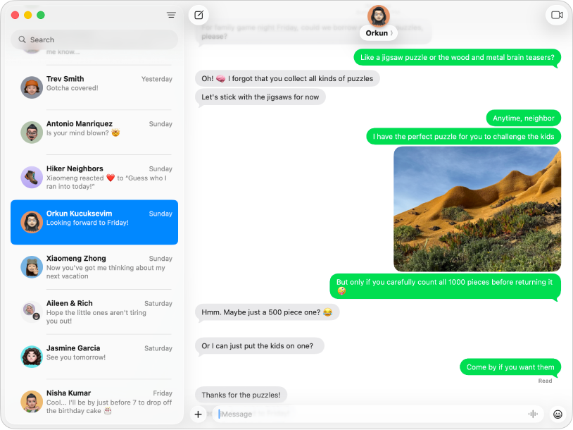 La fenêtre Messages avec plusieurs conversations dans la barre latérale de gauche, ainsi que la conversation active sur la droite. Les bulles de messages sont vertes, ce qui signifie qu’elles ont été envoyées comme message SMS, MMS ou RCS.