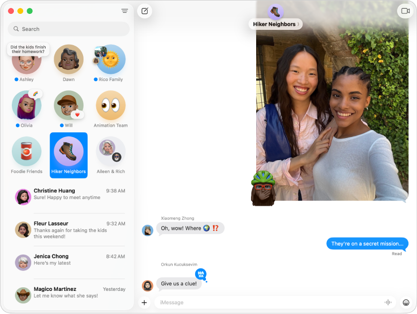 La fenêtre Messages avec plusieurs conversations dans la barre latérale de gauche, ainsi qu’une conversation active sur la droite. La conversation comprend des effets de message avec des ballons, une photo et un Tapback sur le dernier message.