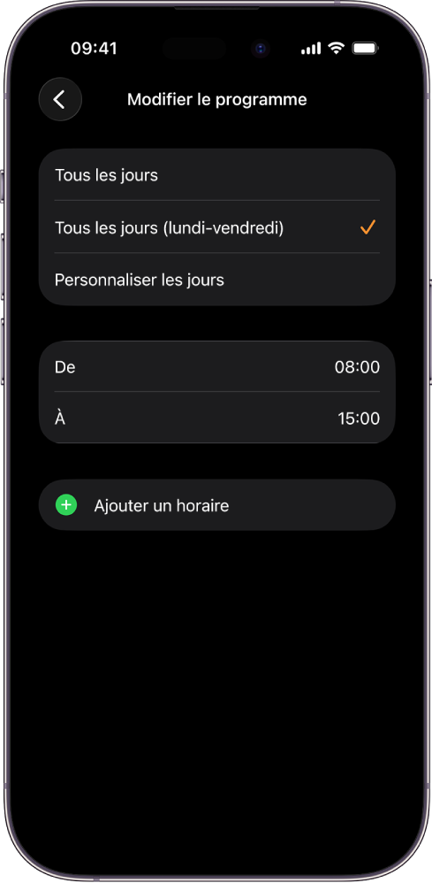 iPhone affichant l’écran « Modifier le programme » pour le mode École. Les options « Tous les jours », « Tous les jours (lundi-vendredi) » et « Personnaliser les jours » apparaissent en haut, et « Tous les jours (lundi-vendredi) » est sélectionnée. Les heures de début et de fin se trouvent au milieu de l’écran et un bouton « Ajouter un horaire » est situé en dessous.