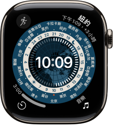 「此錶面可讓」錶面顯示指針時鐘。中央為全球地圖,顯示星期和夜晚。刻度盤周圍顯示數字和城市名稱,指出每個地點的時間。每個角落都有複雜功能:「音樂」位於左上角,「翻譯」位於右上角,「計時器」位於左下角,日期位於右下角。