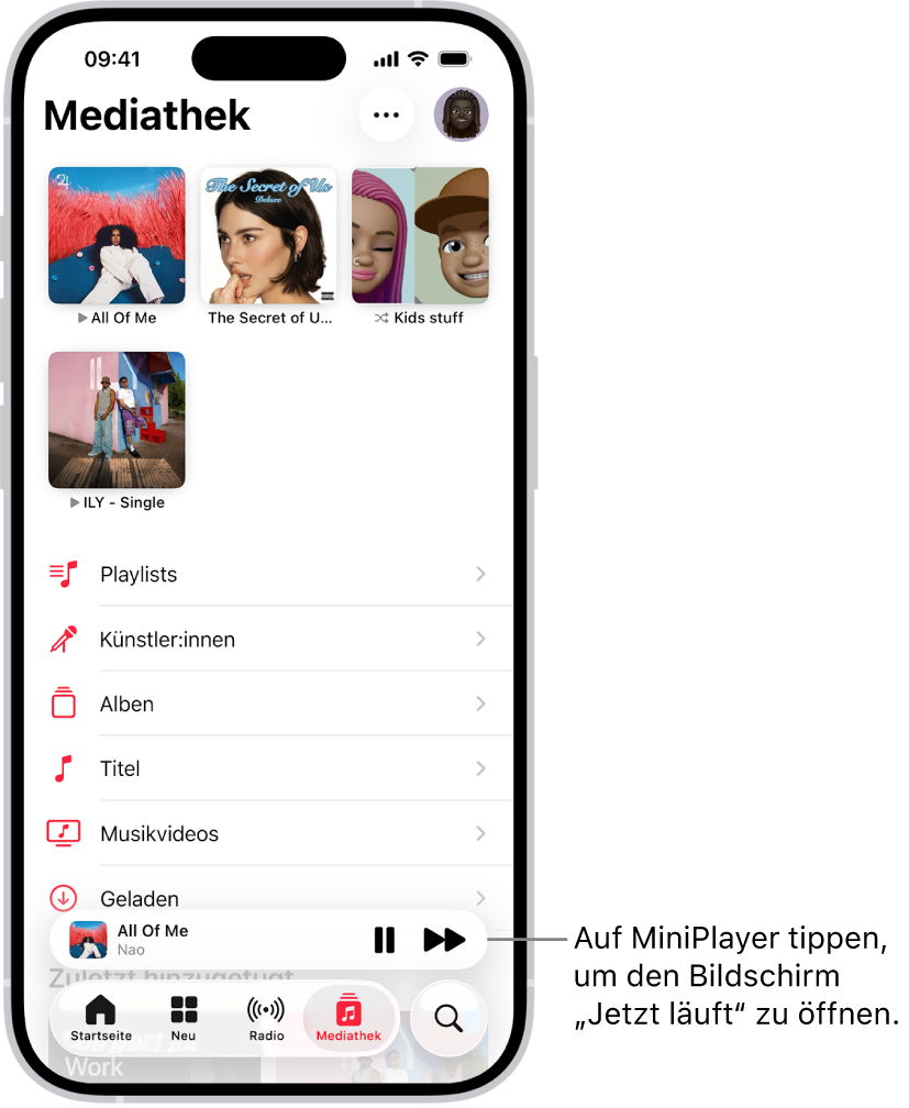 Der Tab „Mediathek“ zeigt den Mini-Player im unteren Bereich. Der Mini-Player zeigt den Namen des aktuell wiedergegebenen Titels an. Die Tasten „Pause“ und „Nächster Titel“ befinden sich rechts vom Namen des Titels. Tippe auf den Mini-Player, um den Bildschirm „Jetzt läuft“ zu öffnen.