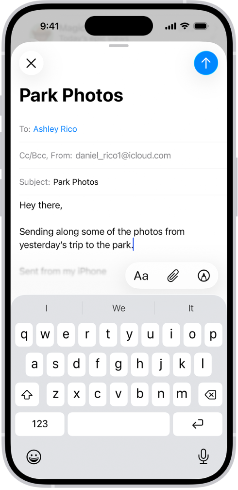 Email draf sedang ditulis dengan pilihan lampiran di atas papan ketik.