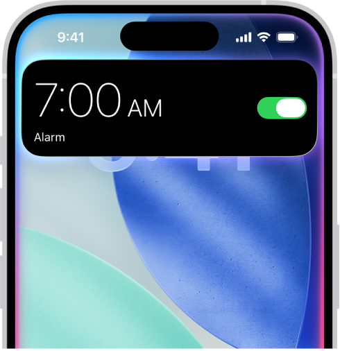 iPhone yang menampilkan respons dari Siri di bagian atas layar dalam bentuk alarm yang sedang dinyalakan.