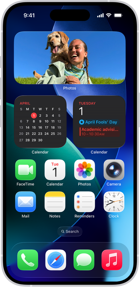 iPhone sākuma ekrāns ar ieslēgtu režīmu Dark Mode.