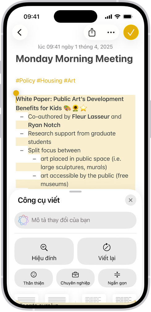Một iPhone đang hiển thị một câu chuyện đang được viết trong ứng dụng Ghi chú. Ở cuối màn hình là hộp thoại Soạn thảo bằng Công cụ viết bao gồm các tùy chọn để tinh chỉnh bằng ChatGPT, viết lại, chọn các gợi ý của ChatGPT, v.v.