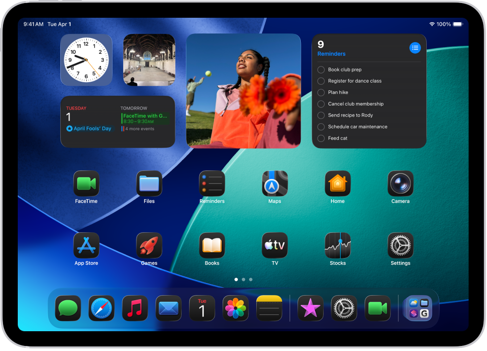 الشاشة الرئيسية لـ iPad وقد تم تشغيل النمط الداكن عليها.