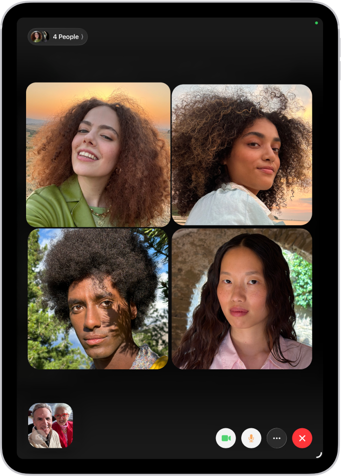 Групов FaceTime разговор, който показва четири участника в отделни плочки в горната част на екрана. Два допълнителни участника се появяват заедно в плочка долу вляво. Долу вдясно са бутоните за управление на FaceTime: бутоните Видео, Микрофон, Още и Прекрати разговор.