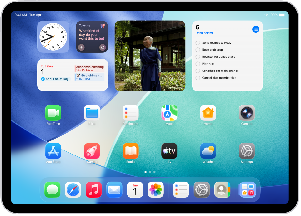 Plocha a Dock se šesti oblíbenými aplikacemi nalevo a třemi doporučenými aplikacemi napravo. Ikona na pravém okraji Docku otvírá knihovnu aplikací.
