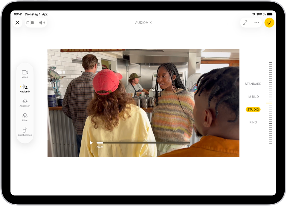 In der App „Fotos“ ist ein Video geöffnet. Auf der linken Seite des Bildschirms befinden sich die Tasten zum Bearbeiten für „Video“, „Audiomix“, „Anpassen“, „Filter“ und „Zuschneiden“. „Audiomix“ ist ausgewählt. Auf der rechten Seite des Bildschirms befinden sich Tasten zum Anpassen der Tonoptionen („Standard“, „Im Bild“, „Studio“ und „Kino“). Die Option „Studio“ ist ausgewählt.