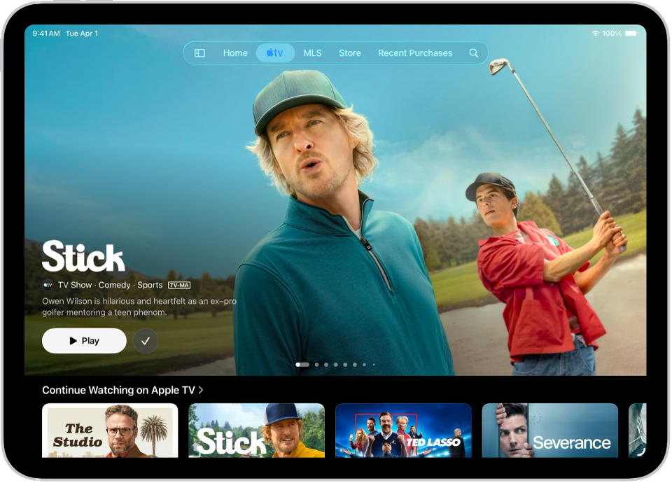 Η καρτέλα «Apple TV», όπου φαίνεται ένα προτεινόμενο Apple Original στο κέντρο, πάνω από τη σειρά «Συνέχιση παρακολούθησης». Στο πάνω μέρος της οθόνης, από αριστερά προς τα δεξιά, εμφανίζονται οι εξής καρτέλες: Αρχική, Apple TV, MLS, Store, Πρόσφατες αγορές, και Αναζήτηση.