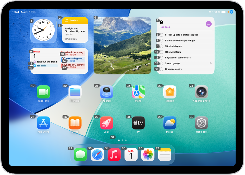 Un iPad affichant un numéro en regard de chaque élément de l’écran d’accueil. En haut de l’écran, la commande de contrôle vocal « Afficher les numéros » est affichée.