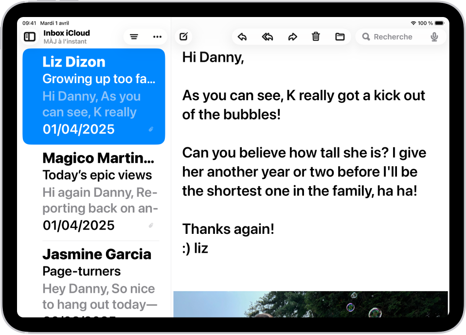 Un iPad avec l’app Mail ouverte. Des e-mails sont affichés avec du texte en gras dans une grande taille de police.